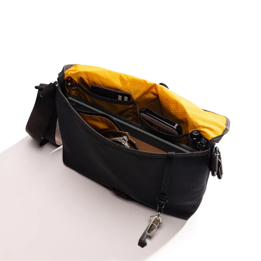 Lochby Field Sling Plus - Bumblebee / Black - Inhoud zichtbaar