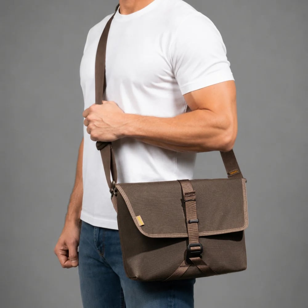 Lochby Field Sling Plus - Brown - Sfeerfoto van de tas op een persoon