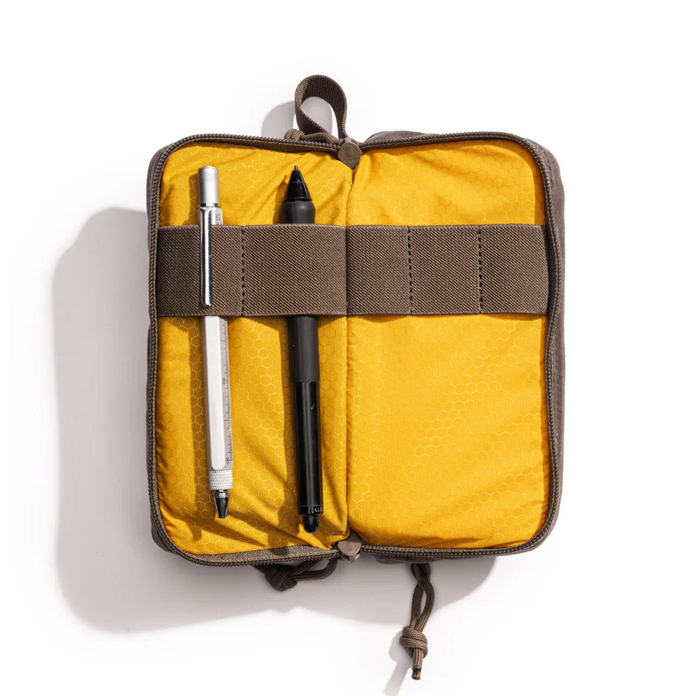 Lochby Mini Venture Pouch - Brown - Etui open met pennen