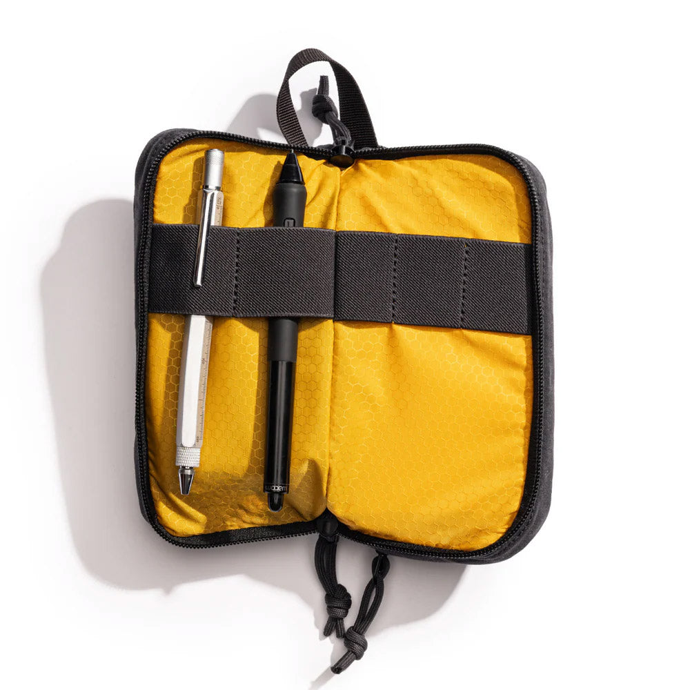 Lochby Mini Venture Pouch - Bumblebee - open met pennen erin