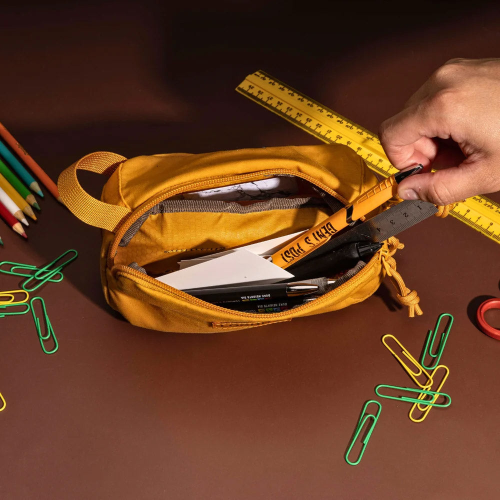 Lochby Mini Venture Pouch - Honey  Bovenkant met de ritssluiting open