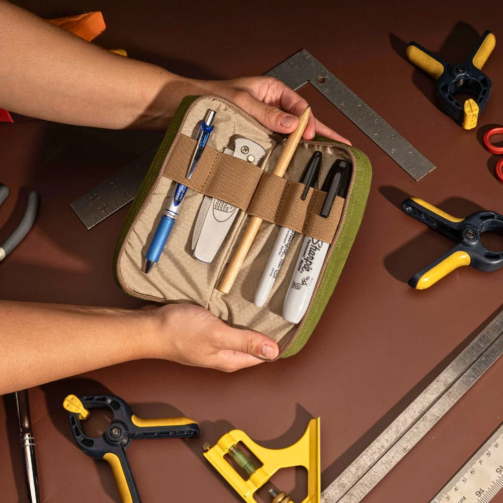 Lochby Mini Venture Pouch - Olive - Open en gevuld met pennen