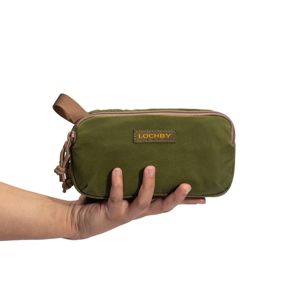 Lochby Mini Venture Pouch - Olive - Sfeerfoto in de hand