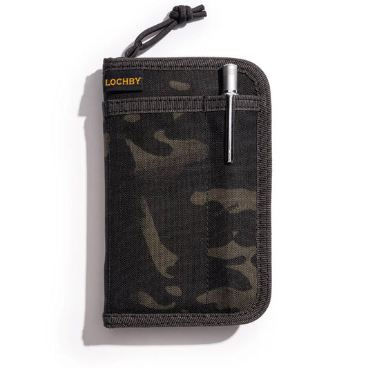 Lochby Pocket Journal Etui - Black Multicam op een witte achtergrond