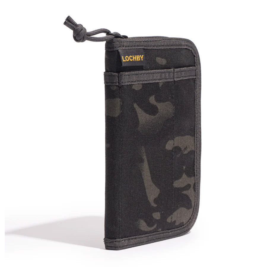 Lochby Pocket Journal Etui - Black Multicam op een witte achtergrond van de zijkant gefotografeerd