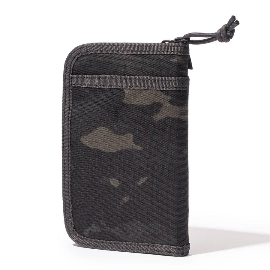 Lochby Pocket Journal Etui - Black Multicam Achterkant op een witte achtergrond 