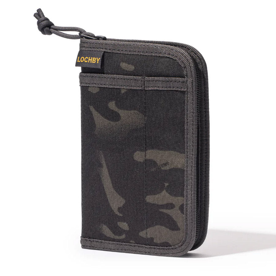 Lochby Pocket Journal Etui - Black Multicam op een witte achtergrond van de zijkant gefotografeerd
