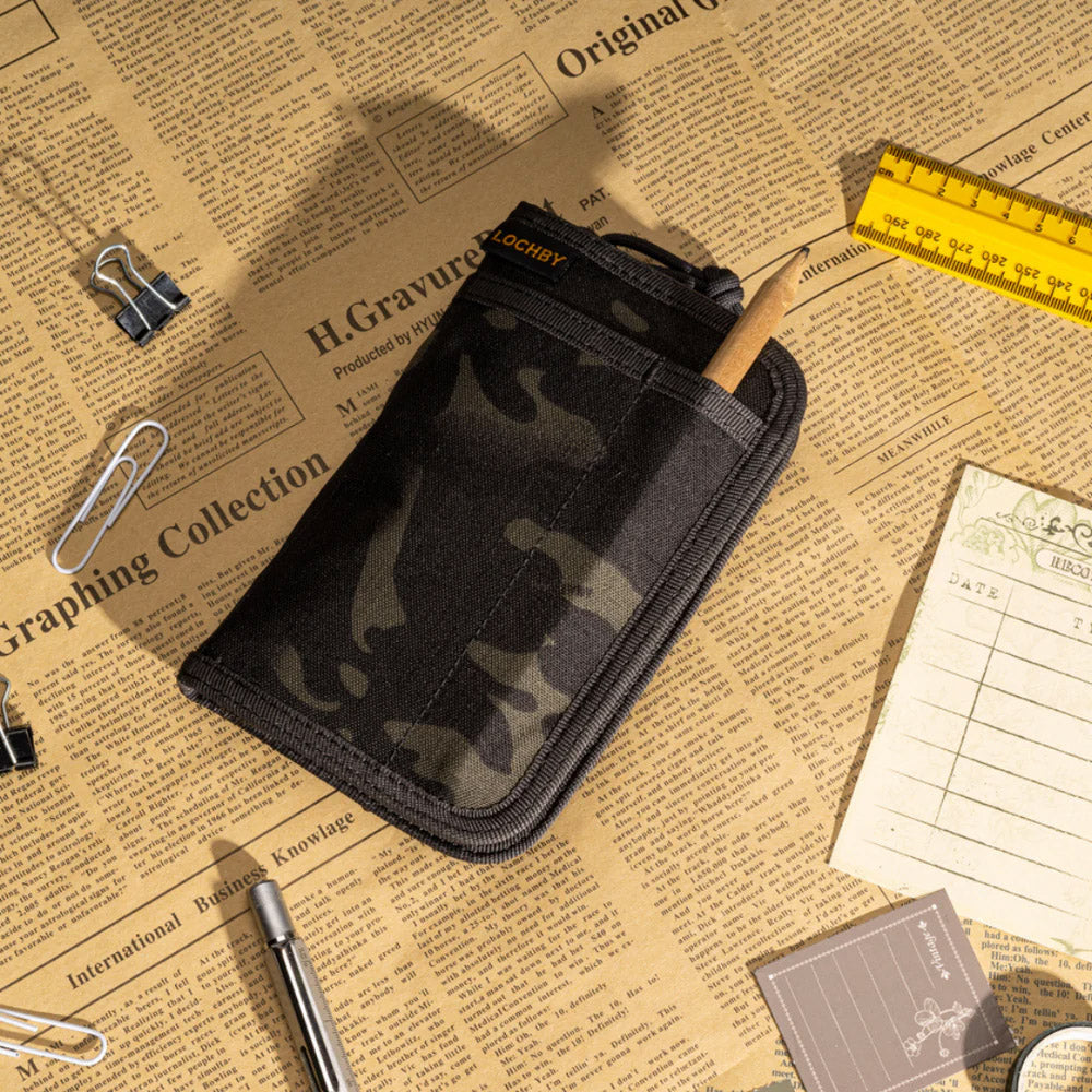 Lochby Pocket Journal Etui - Black Multicam liggend op een bureau