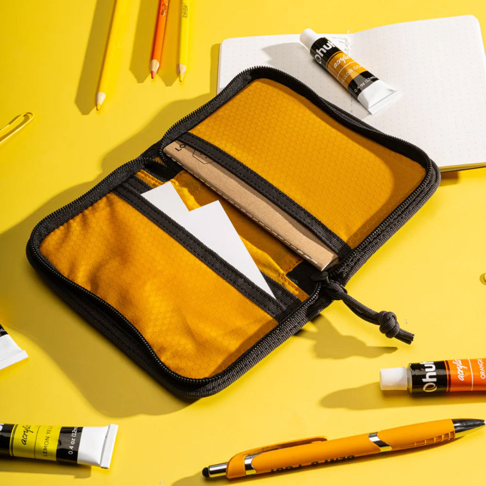 Lochby Pocket Journal Etui - Black Multicam liggend op een bureau