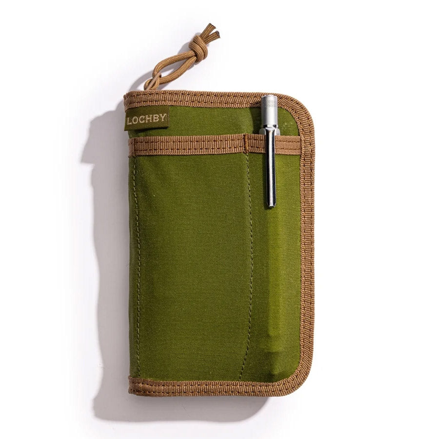 Lochby Pocket Journal Etui - Olive - Voorkant met een pen op een witte achtergrond