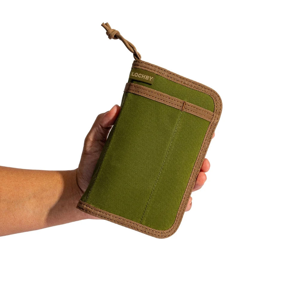 Lochby Pocket Journal Etui - Olive - In de hand voor de grootte