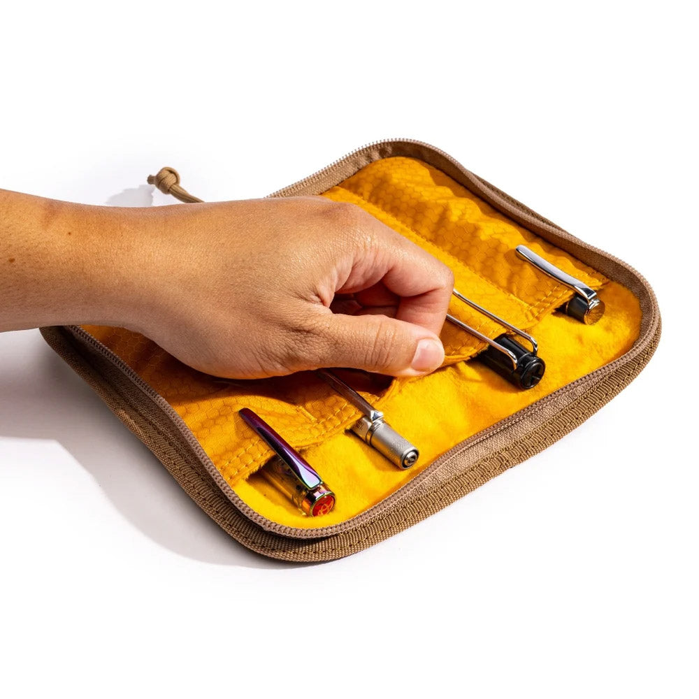 Lochby Quattro Etui - Olive V2 - Etui open liggend 