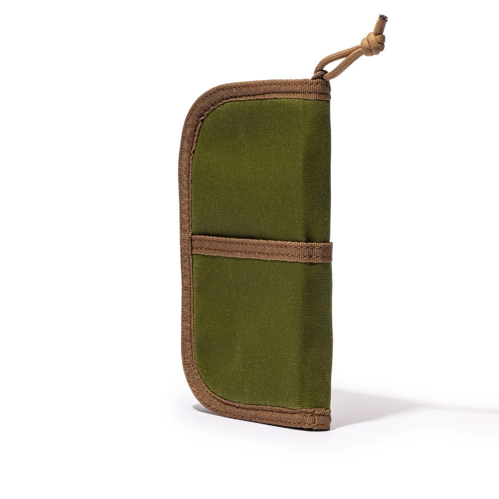 Lochby Quattro Etui - Olive V2- Achterkant op een witte achtergrond