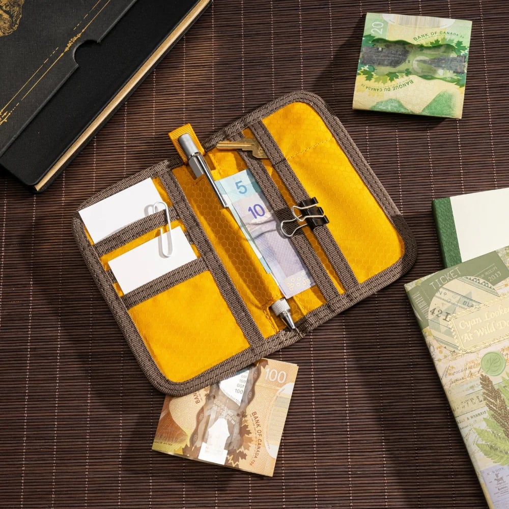 Lochby Sidekick V2 - Brown - Sfeerfoto - open liggend op een bureau