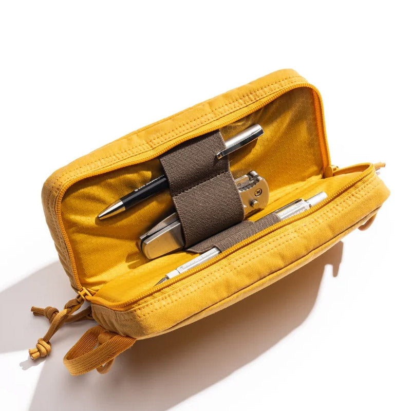 Lochby Venture Pouch - Honey - Open met pennen erin
