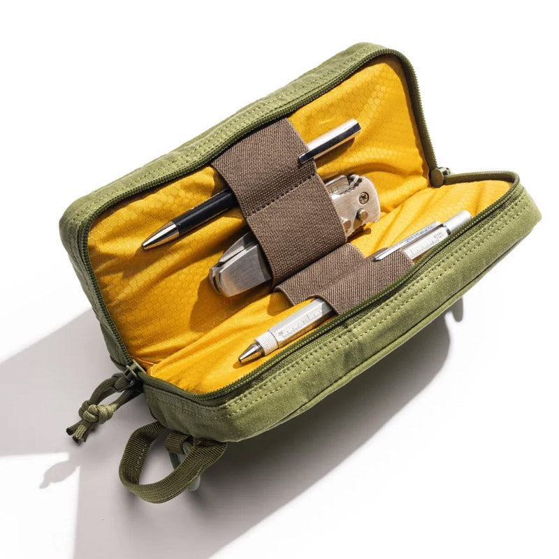 Lochby Venture Pouch - Olive - Open met pennen erin