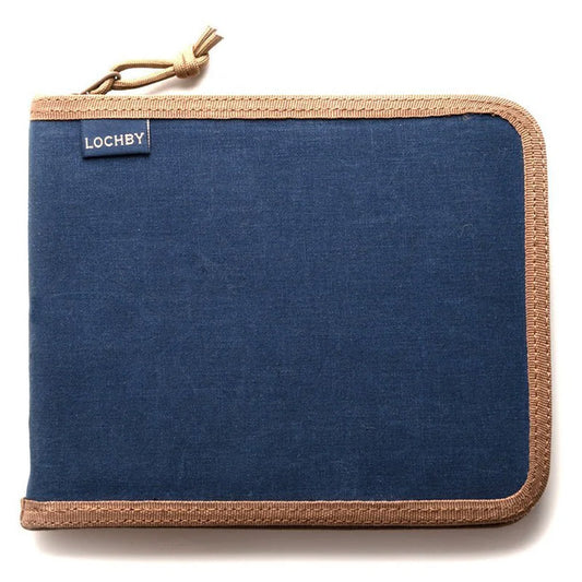 Lochby Watch Wallet - Navy - gesloten op een witte  achtergrond