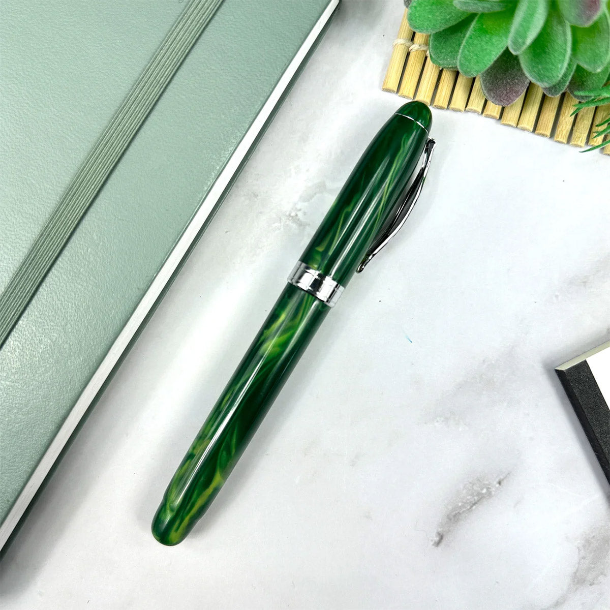 Noodler's AHAB Flex vulpen - Thule liggend op een bureau met de dop op de pen