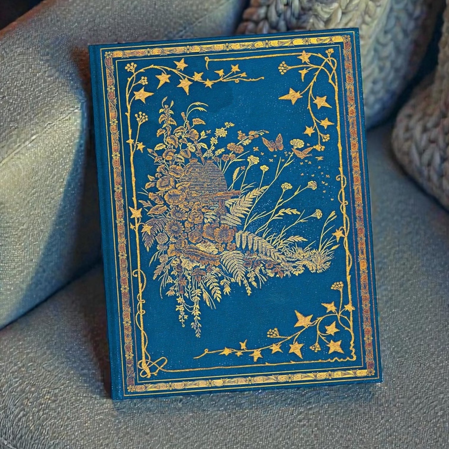 Paperblanks Les Papillons - Sfeerfoto van het notitieboek op de bank
