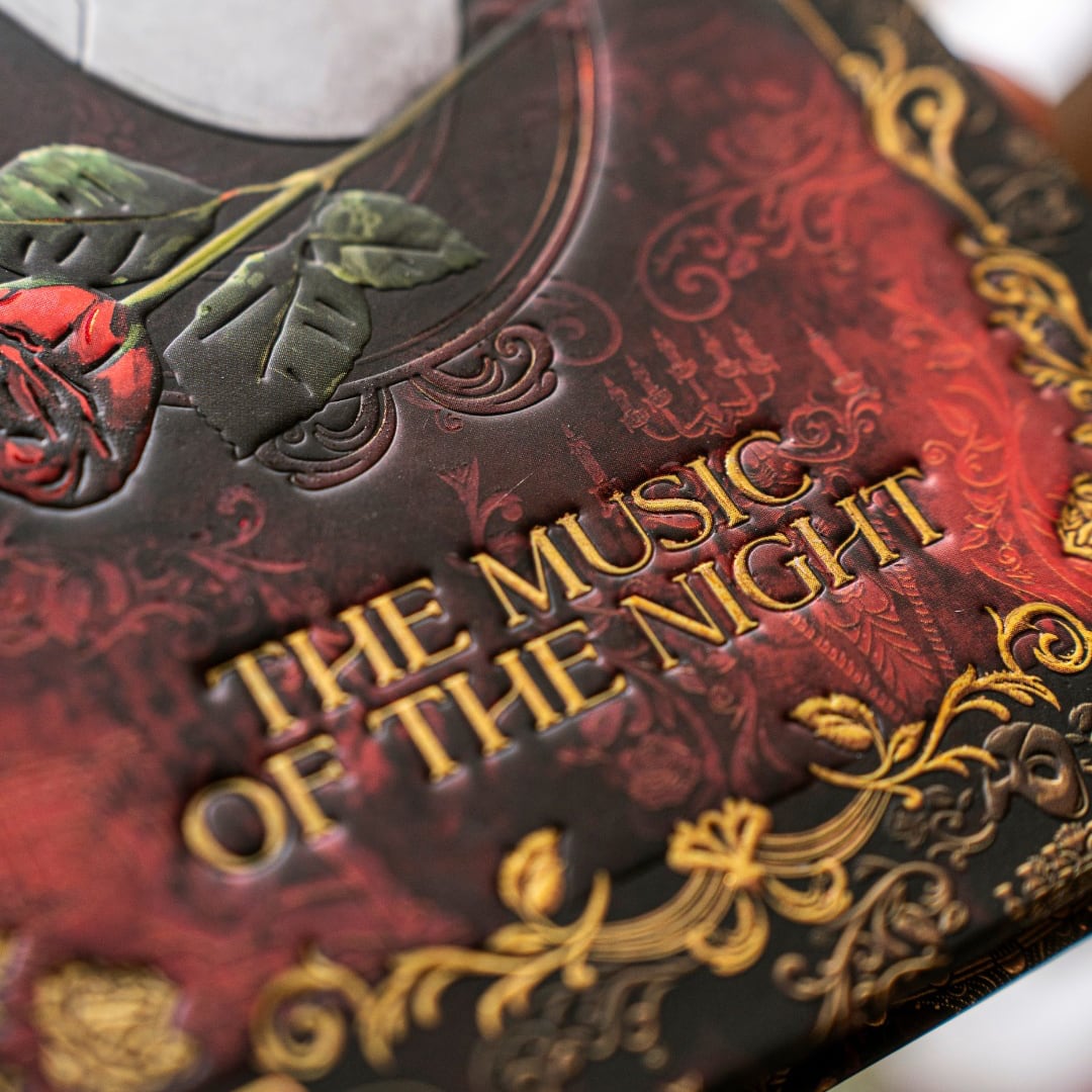 Paperblanks Masked Melody - Detail van de opdruk