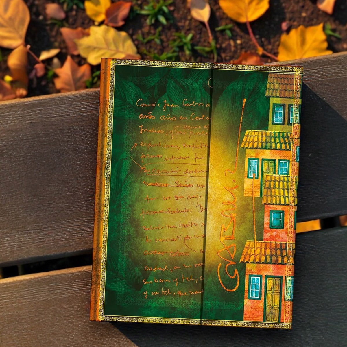 Paperblanks One Hundred Years of Solitude - Notitieboek op een houten bank