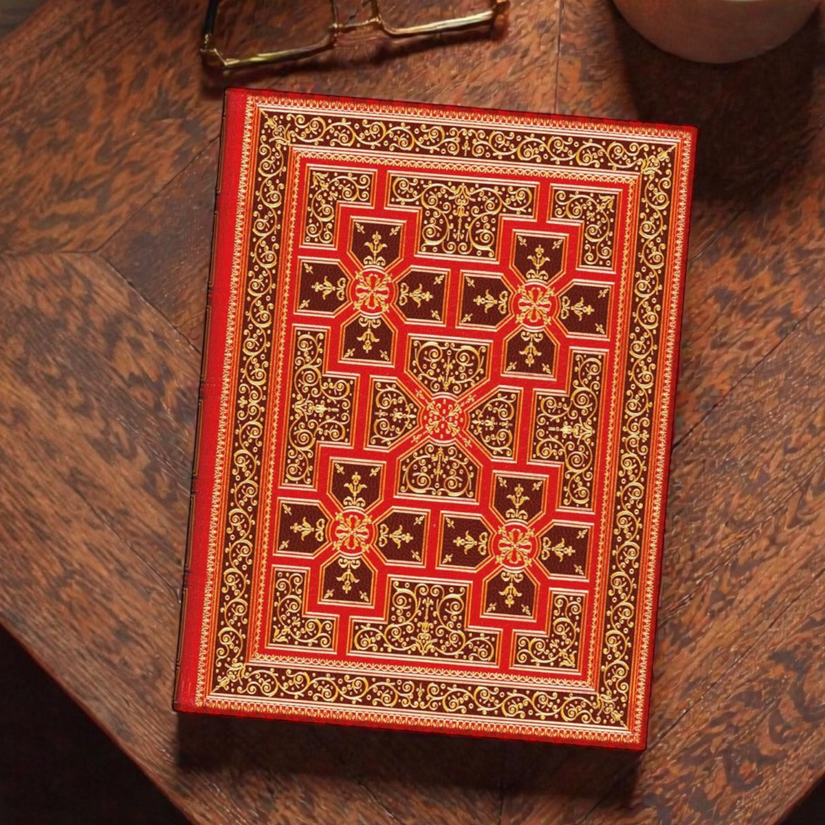 Paperblanks War of the Roses - Notitieboek op tafel