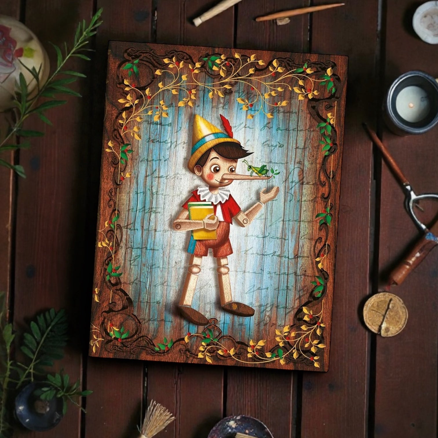 Paperblanks Pinocchio - Cover liggend op een tafel - sfeerfoto