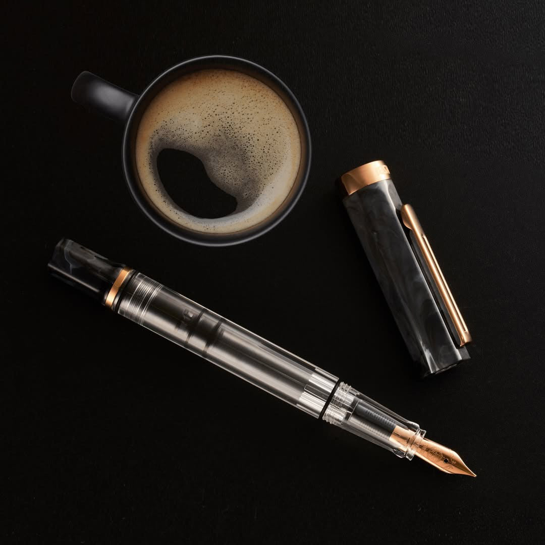 TWSBI Eco Fountain Pen Black Marble with Bronze - Vulpen en een kop koffie