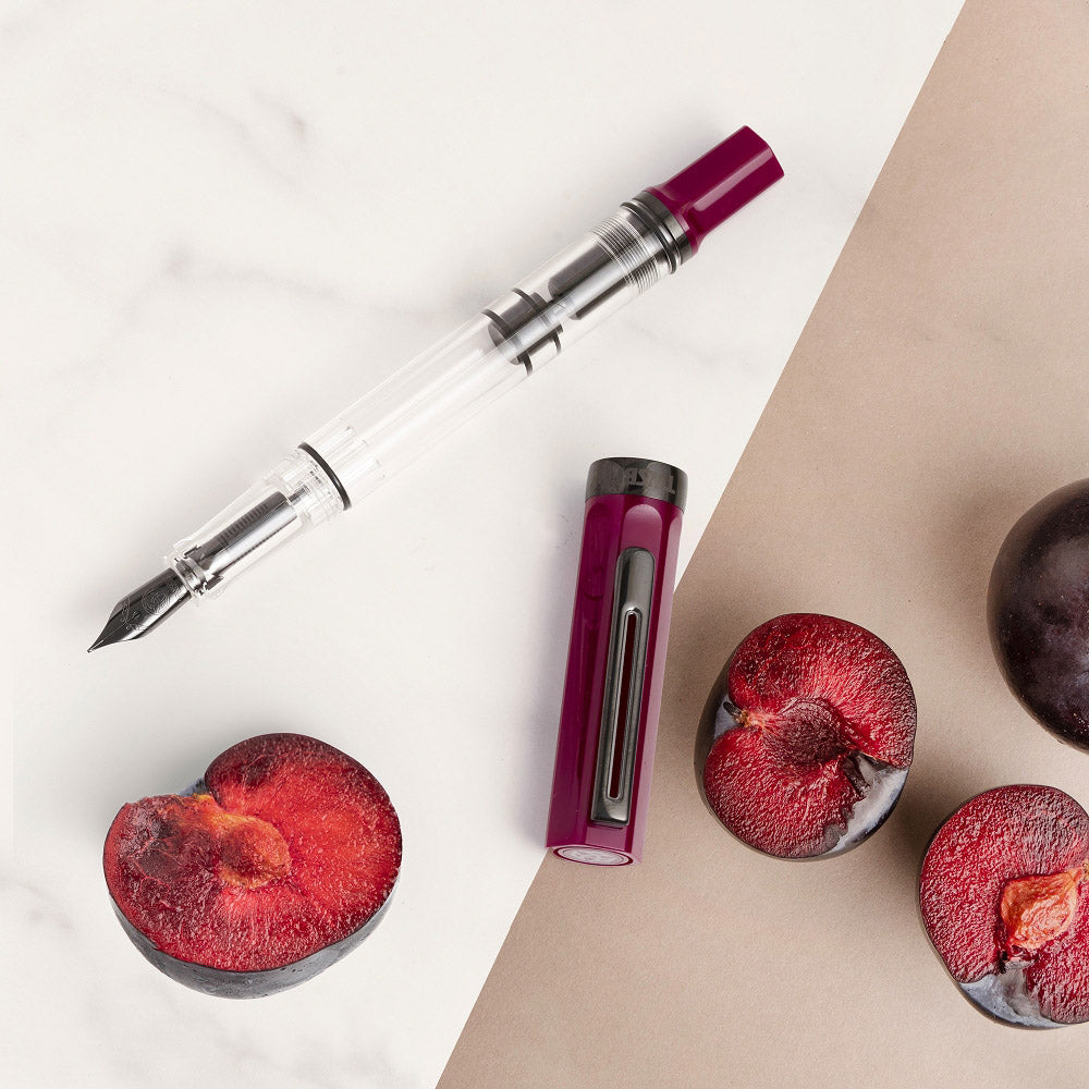 TWSBI Eco Fountain Pen Plum with Onyx - detailfoto met pruimen