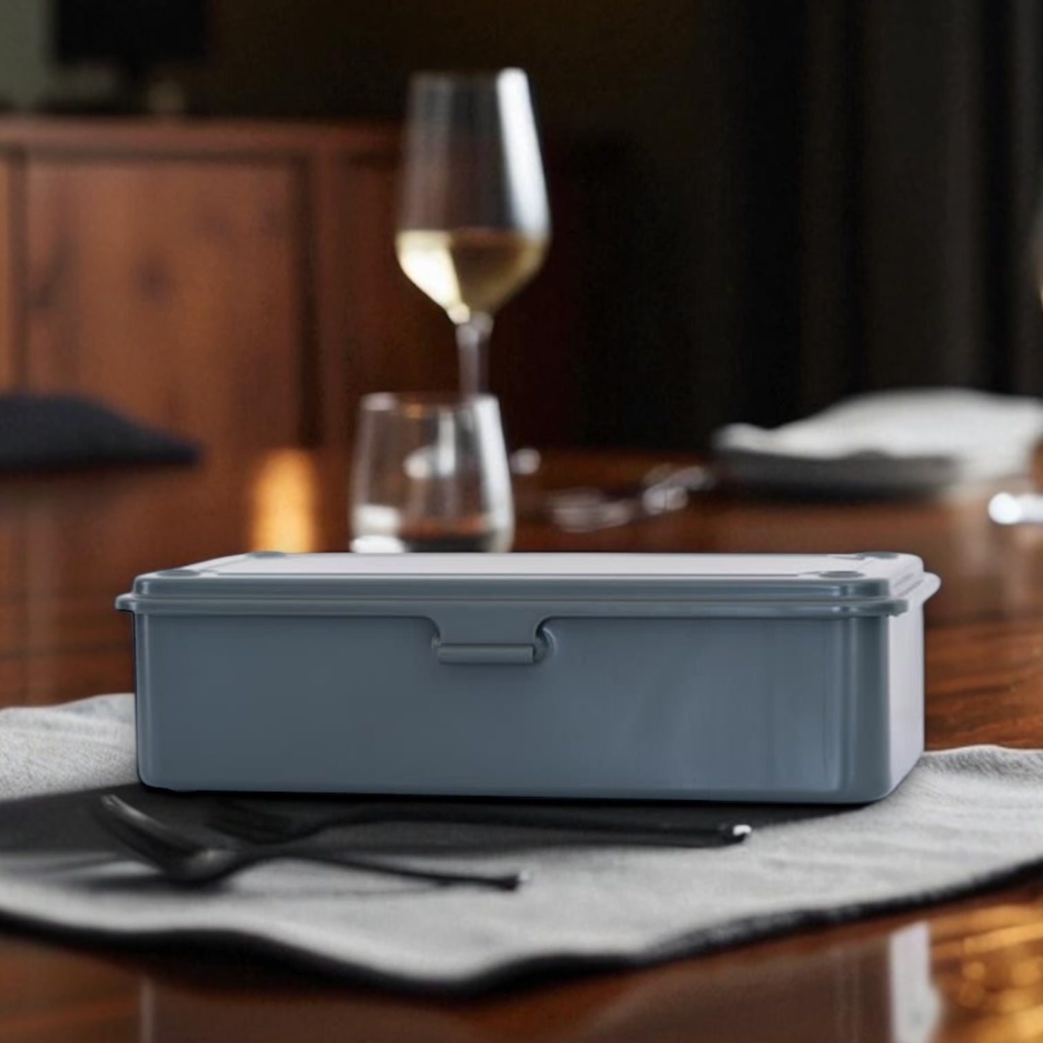 Toyo Steel Box T-190 - Concrete - Op een tafel