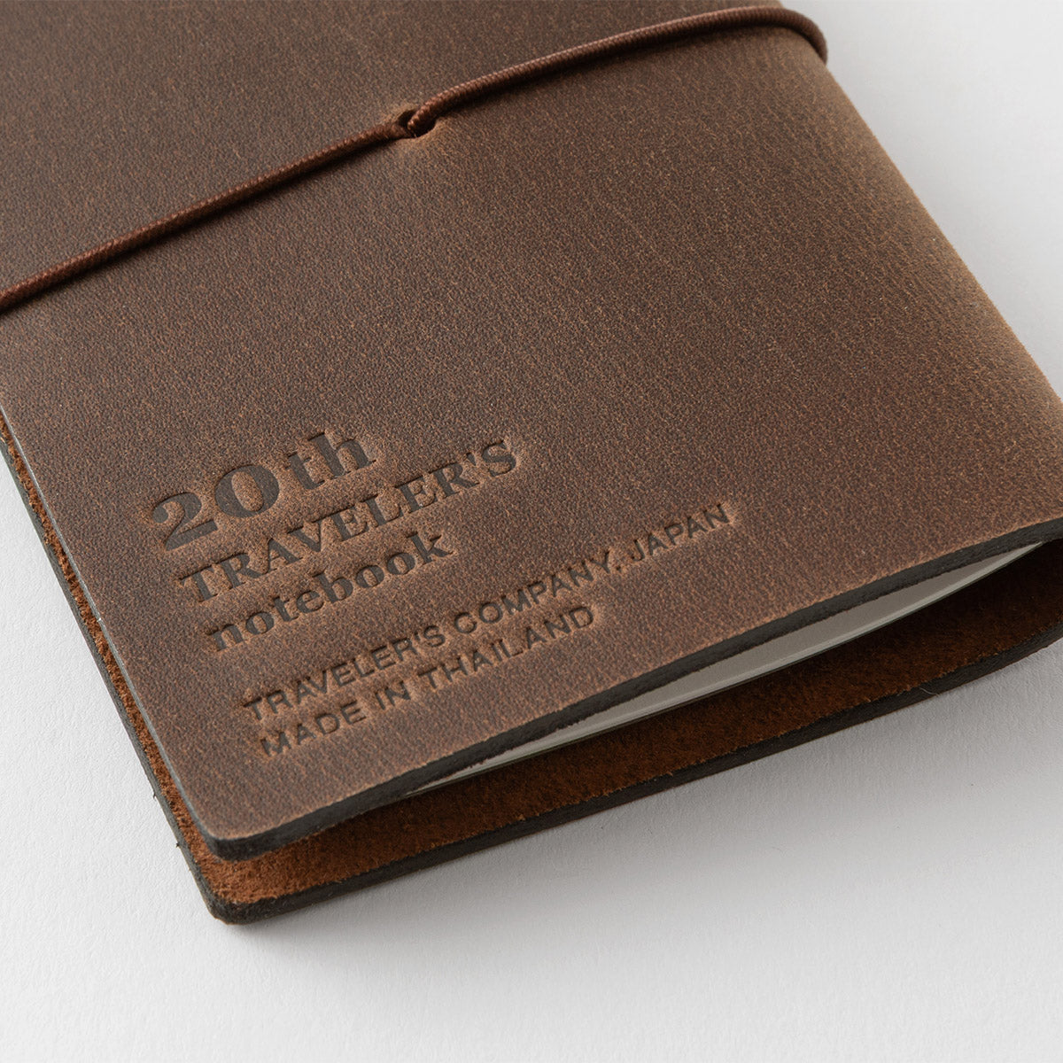 TRAVELER'S Notebook Card Size 20th Anniversary - Brown - Detail van de achterkant