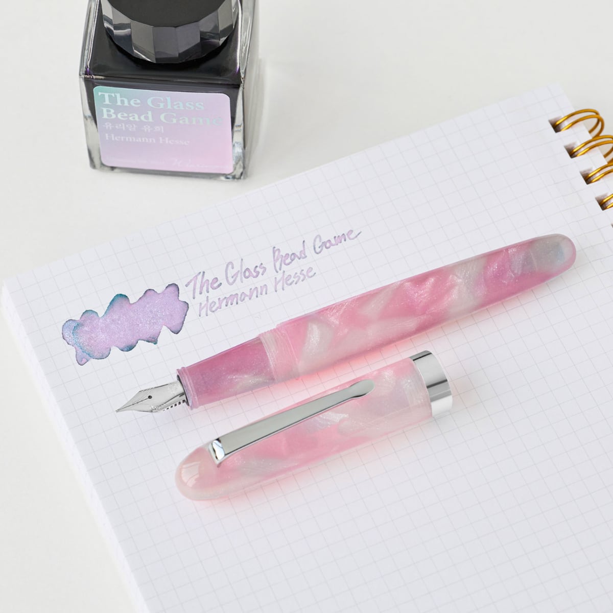Wearingeul Preface The Glass Bead Game Fountain Pen - Sfeerfoto met inktpot