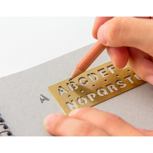 TRAVELER'S Brass Template Alfabet en Boekwijzer - 24Papershop